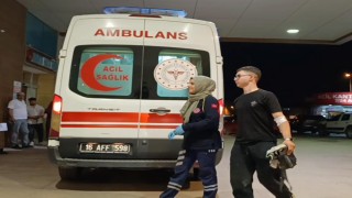 Motosiklet sürücüsü aracın altına girdi: 1 yaralı