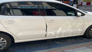Motosiklet sürücüsü, otomobilin açılan kapısına çarptı