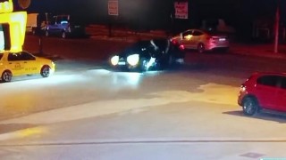 Motosiklet sürücüsü takla atıp otomobilin üzerine düştü... O anlar kamerada