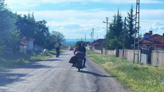 Motosikletle tehlikeli yolculuk cep telefonu kamerasına yansıdı