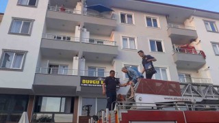 Muğlada ev yangını: 1 kişi balkondan kurtarıldı