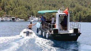 Muğlanın eşsiz koylarında seyreden tekne ve yatların atıkları toplanıyor