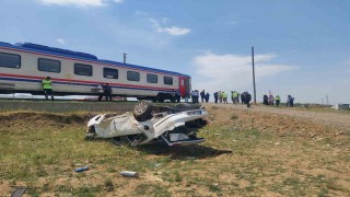 Muşta tren otomobile çarptı: 1 yaralı