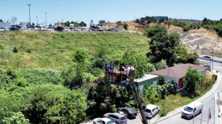 Müşteri manzara isteyince kafe sahibi vinç çağırdı