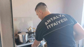 Ocakta unutulan düdüklü tencerenin dumanları itfaiyeyi alarma geçirdi