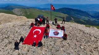Off-road tutkunları 2 bin 587 rakımlı zirvedeki Türk bayrağını değiştirdi