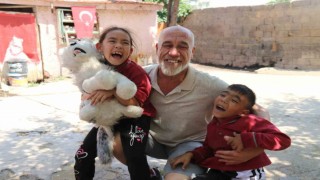 Oğlunun Annem neden gelmiyor sorusuna yutkunarak Gelecek diyor