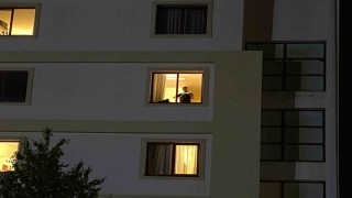 Öğrenci yurdunun penceresinden keman sesi yükseldi, yoldan geçenler ilgiyle dinledi