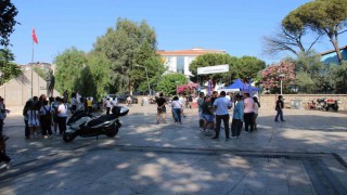 Öğrenciler sınavda veliler dışarıda ter döktü