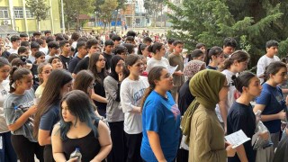Öğrenciler sınavda veliler dışarıda ter döktü