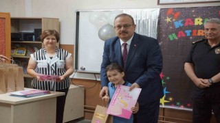 Öğrencilerin karnelerini Vali Canbolat verdi