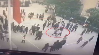 Öğretmenden öğrenciye su sıçrattın dayağı kamerada