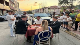 Okey masası kurarak düğün konvoyunun önünü kestiler