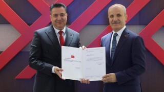 OKÜ Rektörü Uzun, Mazbatasını YÖK Başkanının Elinden Aldı