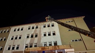 Okulun çatısında mahsur kalan yavru kedi, itfaiye ekiplerince kurtarı