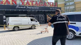 Önce tokalaştı sonra bacaklarından vurdu