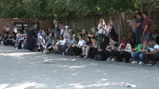 Onlar içeride, aileleri dışarıda ter döktü
