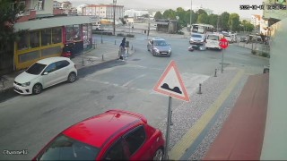 Önüne çıkan araca çarpmamak için motosikletini devirdi: 1 yaralı