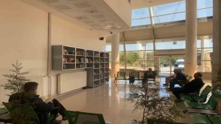 Orduda otobüs bekleyenler, kitap okuyarak vakit geçiriyor