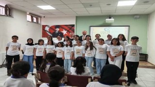 Ortaokul öğrencilerinden Kalpten kaleme, kalemden sahneye şiir dinletisi