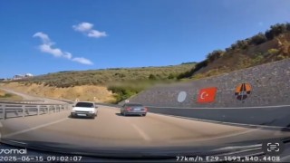 Otobanda ters yönde son sürat böyle ilerledi... Kazanın teğet geçtiği anlar kamerada