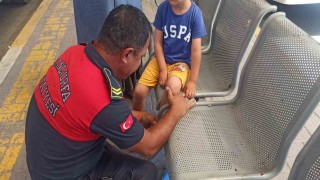Otobüs beklerken ayağı oturağa sıkışan çocuğun imdadına itfaiye yetişti