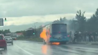 Otobüs bir anda alev aldı, yolcular panikle kaçtı