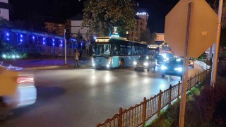 Otobüsten inen kadın yolcuya motosiklet çarptı