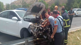 Otomobil bariyerlere çarptı, sürücü yaralandı