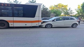 Otomobil belediye otobüsüne arkadan çarptı: 1 yaralı