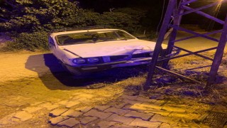 Otomobil elektrik direğine çarptı: 3 yaralı
