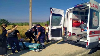 Otomobil ile çarpışan motosiklet sürücüsü tarlaya uçtu