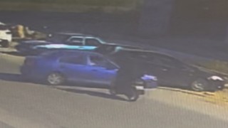 Otomobil ile çarpışan motosikletli yaralandı: Kaza anı kamerada