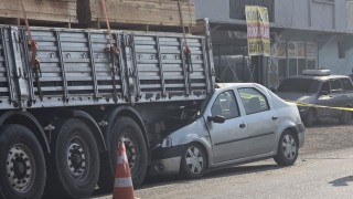 Otomobil Kamyona Çarptı, Kadın Sürücü Hayatını Kaybetti