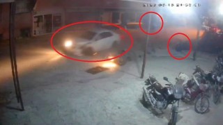 Otomobil karşı yönden gelen 2 motosikleti biçti