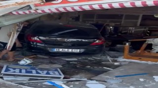 Otomobil, lokantaya girdi: 5 kişi hastanelik oldu