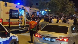Otomobil park halindeki araçlara çarptı: 4 yaralı