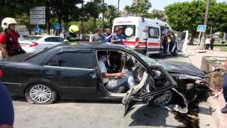 Otomobil ve motosikletler çarpıştı: 1i ağır 3 yaralı