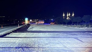 Otomobil yol çalışması alanına düştü, 1 yaralı