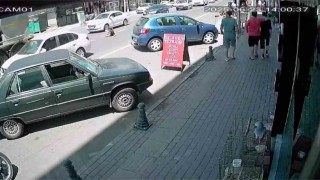 Otomobilin bisikletli çocuğa çarpma anı kamerada