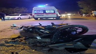Otomobille çarpışan motosikletin sürücüsü metrelerce savruldu: Kaza anı kamerada