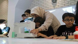 Atık kumaşlardan kitap ayracı üretiyorlar