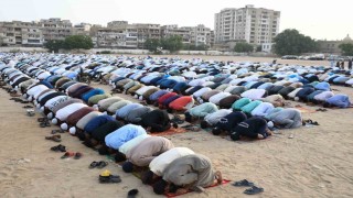 Pakistanda Müslümanlar bayram namazı kıldı