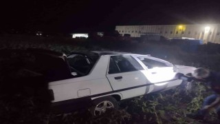 Palete çarpan otomobil tarlaya savruldu: 1 yaralı