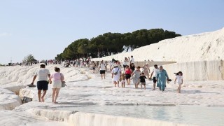 Pamukkale 53 bini aşan ziyaretçi sayısıyla bayramın en çok ziyaret edilen 2. merkezi oldu