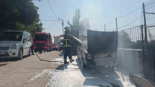 Park halindeki otomobil alev aldı