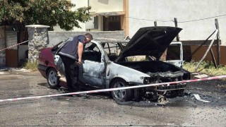 Park halindeki otomobil alev topuna dönerek kullanılamaz hale geldi