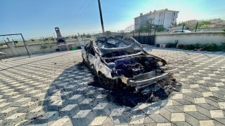 Park halindeki otomobil yanarak kullanılamaz hale geldi