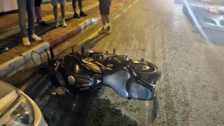 Park halindeki otomobile çarpan motosiklet sürücüsü yaralandı