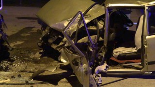 Park halindeki tıra çarpan otomobil hurdaya döndü: 1 yaralı